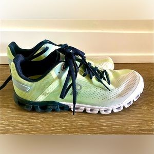 Women’s On Cloudflow Sneakers Size 10